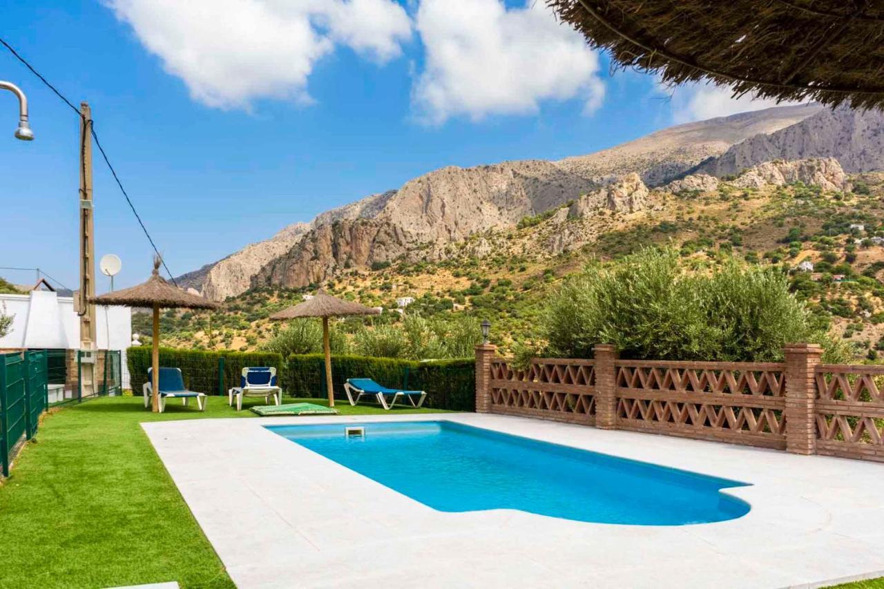 Lagar Del Chorro Junto Caminito Del Rey Piscina Y Baloncesto Lejlighed Eksteriør billede