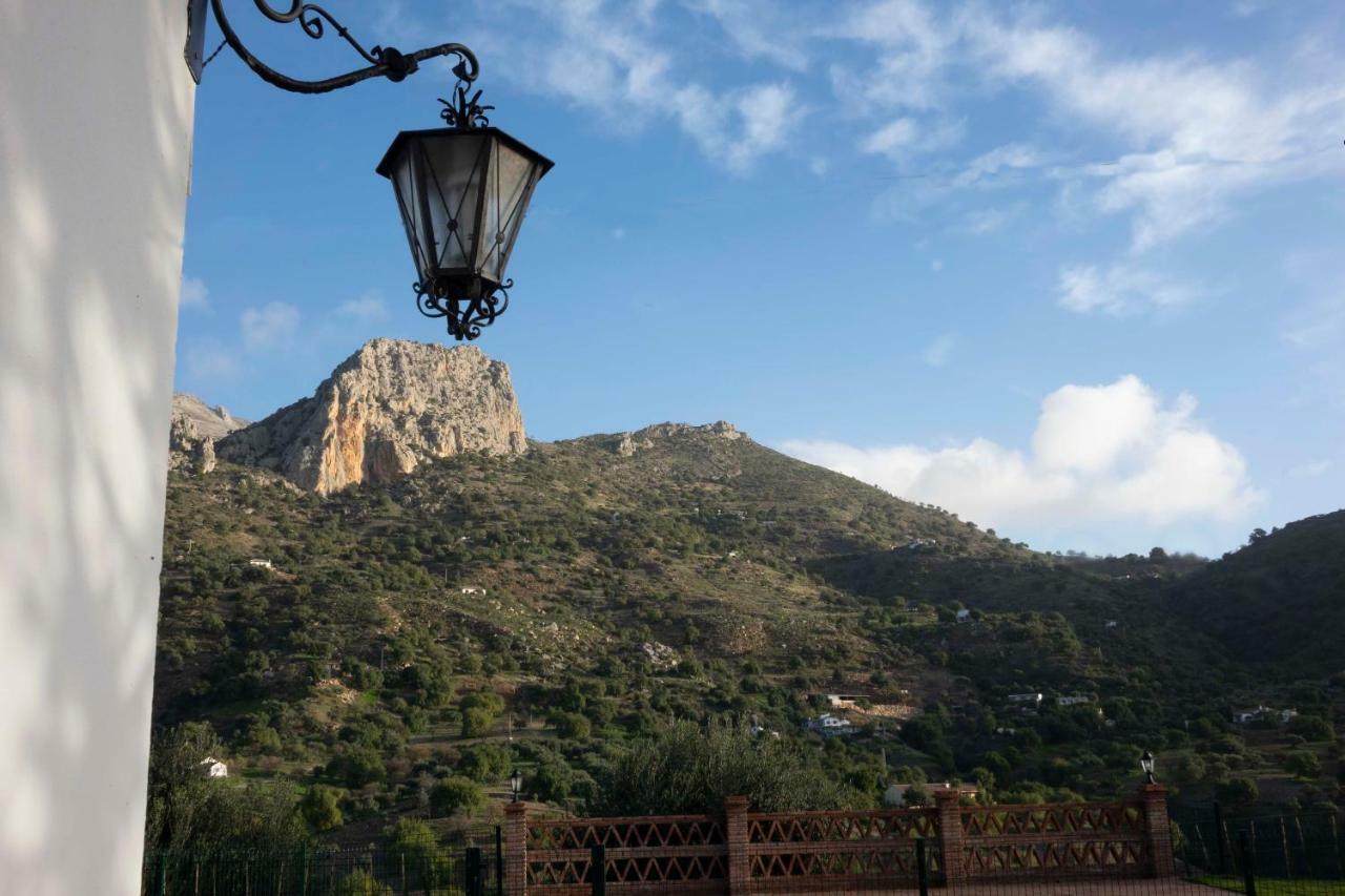 Lagar Del Chorro Junto Caminito Del Rey Piscina Y Baloncesto Lejlighed Eksteriør billede