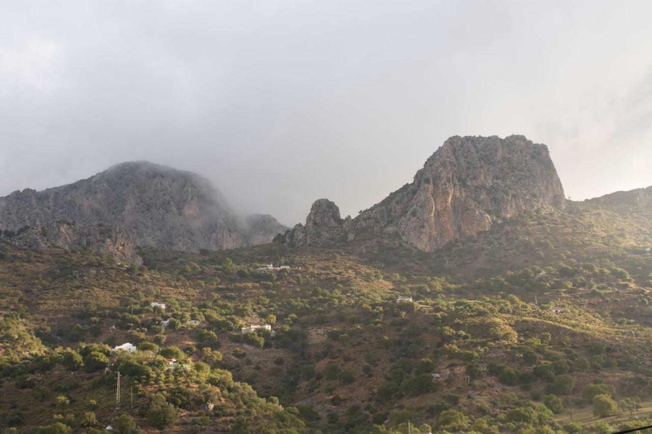 Lagar Del Chorro Junto Caminito Del Rey Piscina Y Baloncesto Lejlighed Eksteriør billede