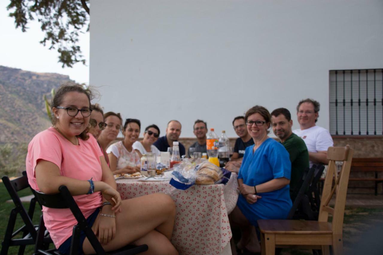 Lagar Del Chorro Junto Caminito Del Rey Piscina Y Baloncesto Lejlighed Eksteriør billede
